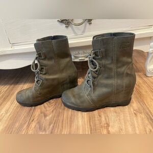 SOREL Size 8.5 Joan of Arctic II Women's Waterproof Wedge Buckle Boots Grey